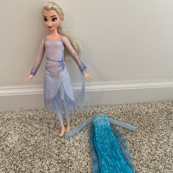 DISNEY FROZEN 2 ELSA DOLL W/ ICE POWERS & EXTRA DRESS - Picture 1 of 7